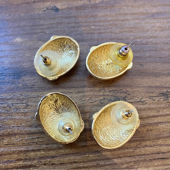 Set of 2 pairs of oval shaped gold tone with blue/pink color earrings - Picture 5 of 6